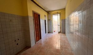 R/VI101 A VASTO(CH) VENDE APPARTAMENTO DA RISTRUTTURARE AL 2° P. CON INGRESSO INDIPENDENTE (NO CONDOMINIO) CENTRALISSIMO